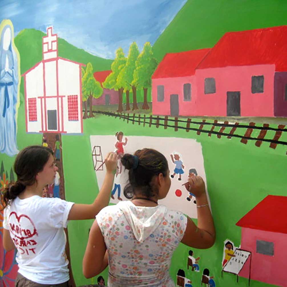 Brown Memorial youth paint mural in El Salvador